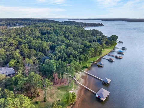 Lakefront home near Flint Texas